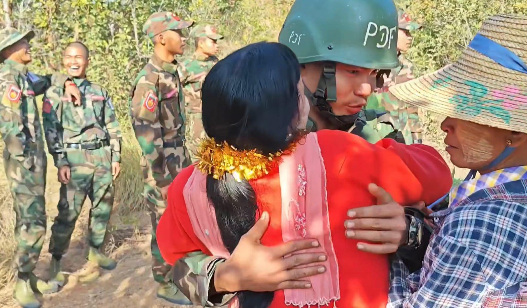 မင်းတပ်မြို့သိမ်း စစ်ဆင်ရေးတွင် ပါဝင်ခဲ့သည့် ပြည်သူ့ကာကွယ်ရေးတပ်မတော်(PDF)၊ မုံရွာခရိုင် အမှတ် (၃) တပ်ရင်းကို ပြည်သူများ ကြိုဆိုနေ သည့် ပုံရိပ်မှတ်တမ်းများ