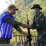 ပြည်သူ့ကာကွယ်ရေးတပ်မတော် ဒေါနစစ်ကြောင်း၏ သင်တန်းဆင်းပွဲသို့ ပြည်ထောင်စုဝန်ကြီးချုပ် တက်ရောက်၊ သင်တန်းဆင်းရဲဘော်များထံ လက်နက်များပေးအပ်။