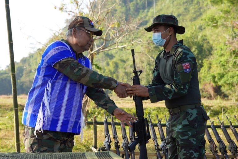 ပြည်သူ့ကာကွယ်ရေးတပ်မတော် ဒေါနစစ်ကြောင်း၏ သင်တန်းဆင်းပွဲသို့ ပြည်ထောင်စုဝန်ကြီးချုပ် တက်ရောက်၊ သင်တန်းဆင်းရဲဘော်များထံ လက်နက်များပေးအပ်။